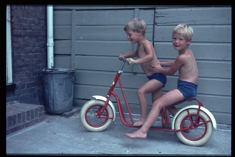 35.Delft jul 1966 Brigitte,Marion.JPG